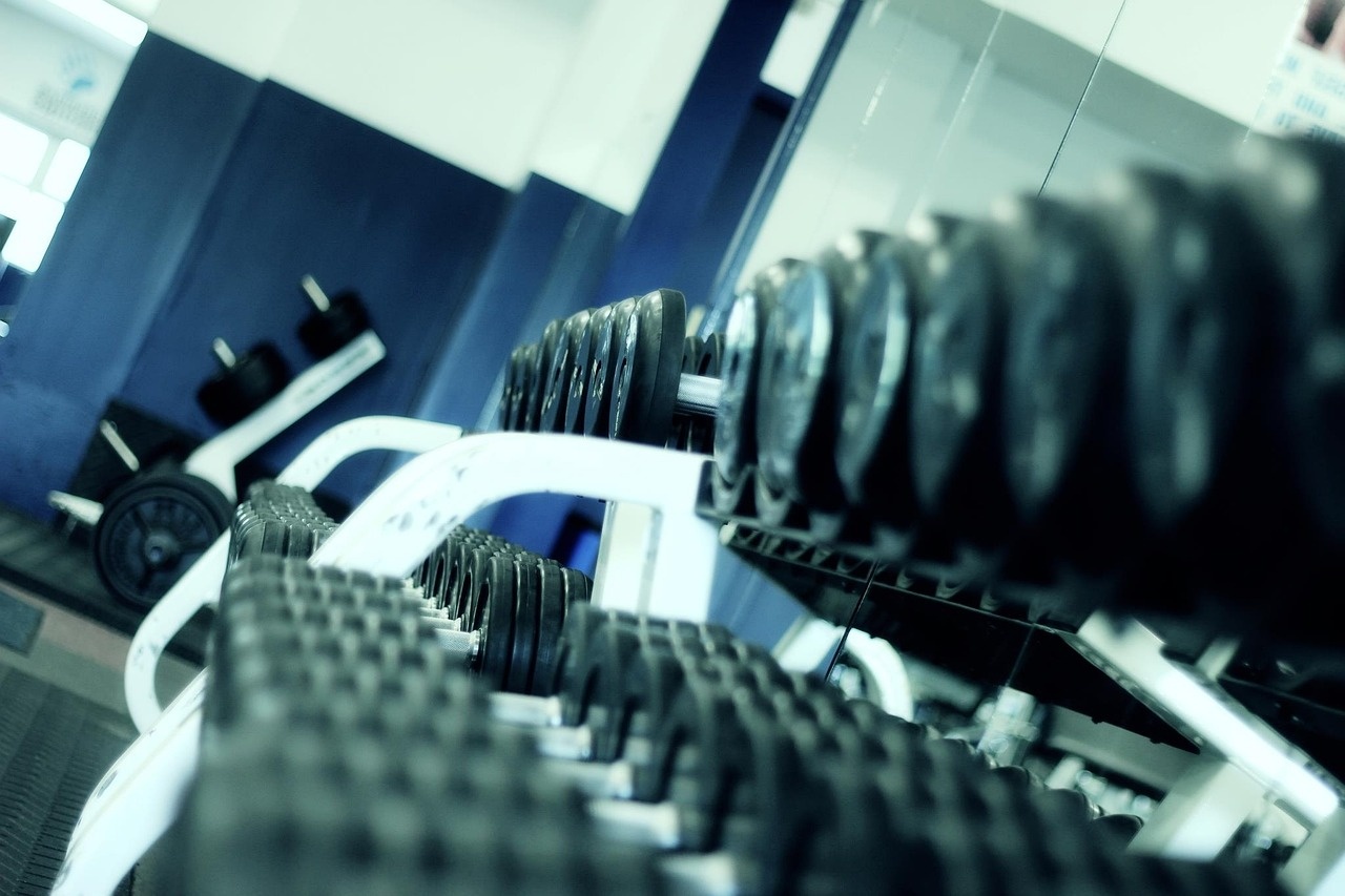 Hantelablage in modernem Fitnessstudio
