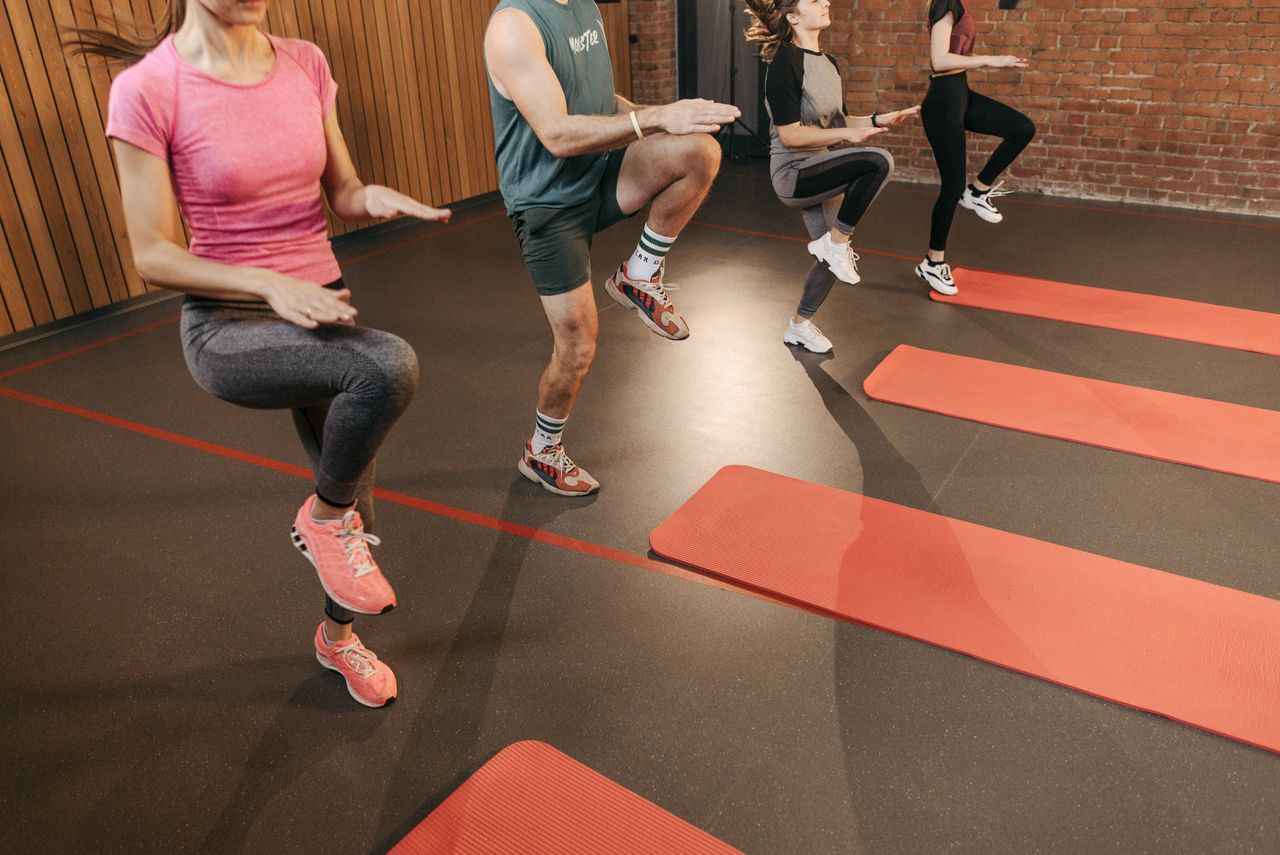 Dynamische Gruppenstunde mit High-Knees im Studio