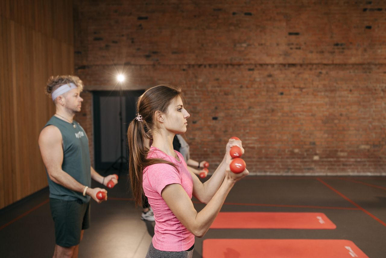 Krafttraining an der Multipresse im Studio